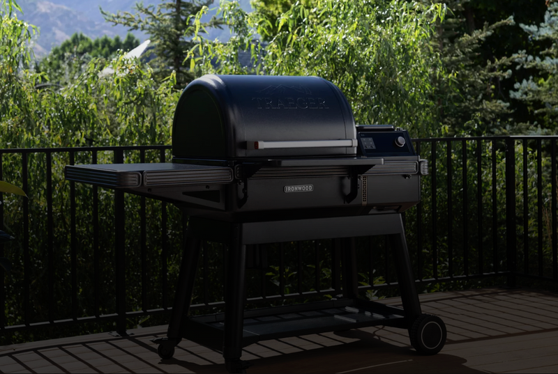 TRAEGER IRONWOOD 616 WOOD PELLET GRILL